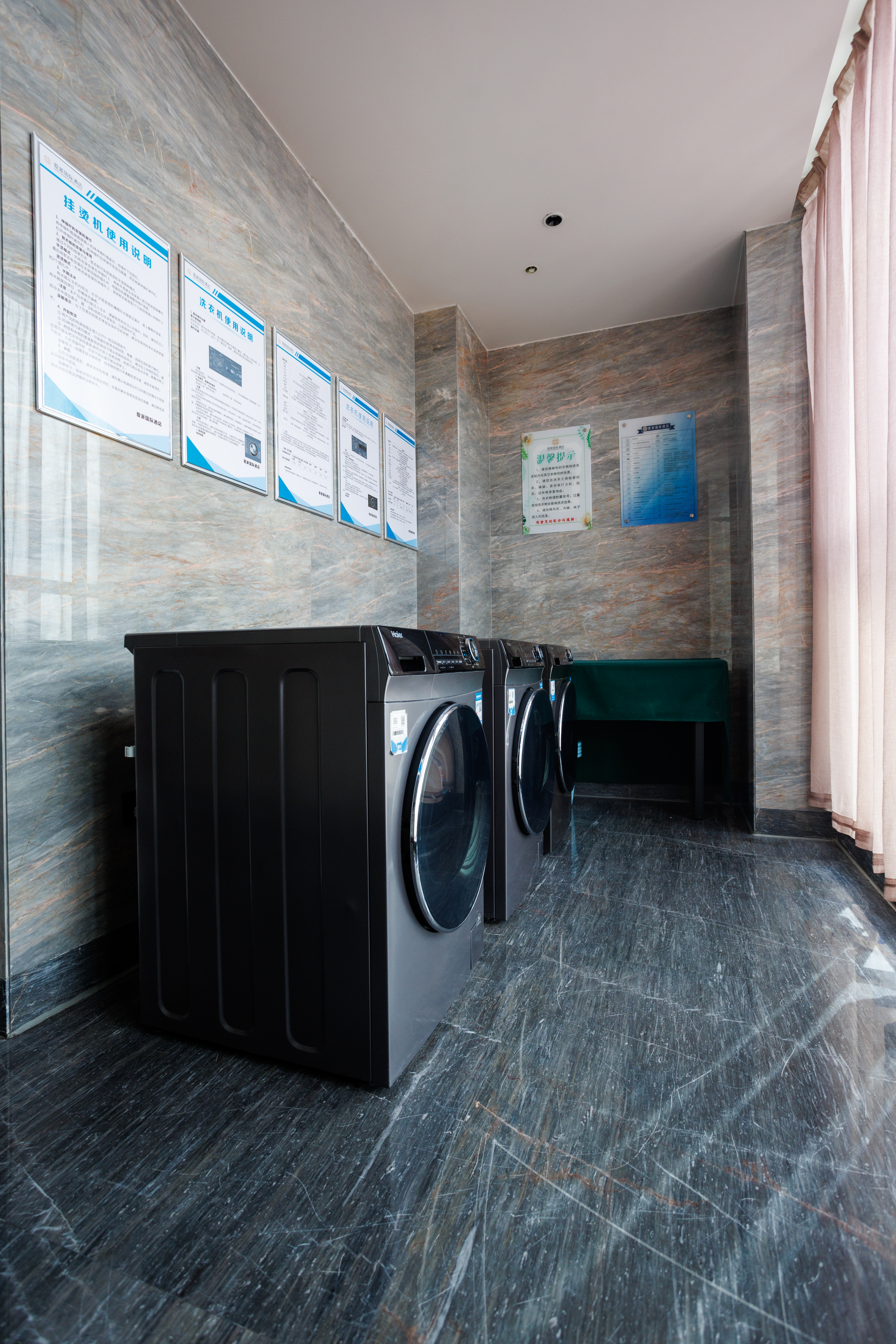 至尊行政大床房 【慕斯床垫+鸭绒被+记忆枕+远景浴缸】