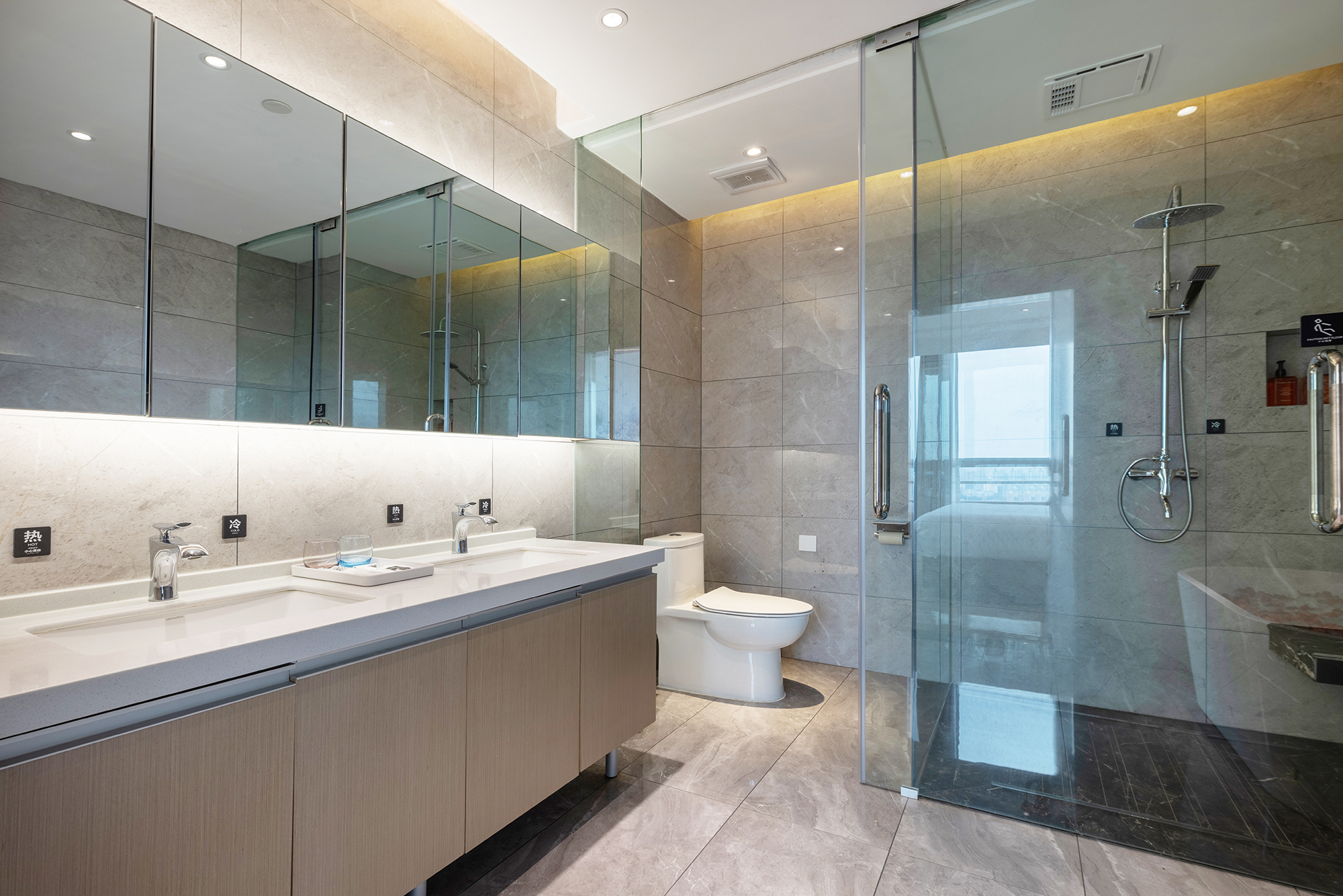 问云·天幕270度行政双卧双衞浴缸套房