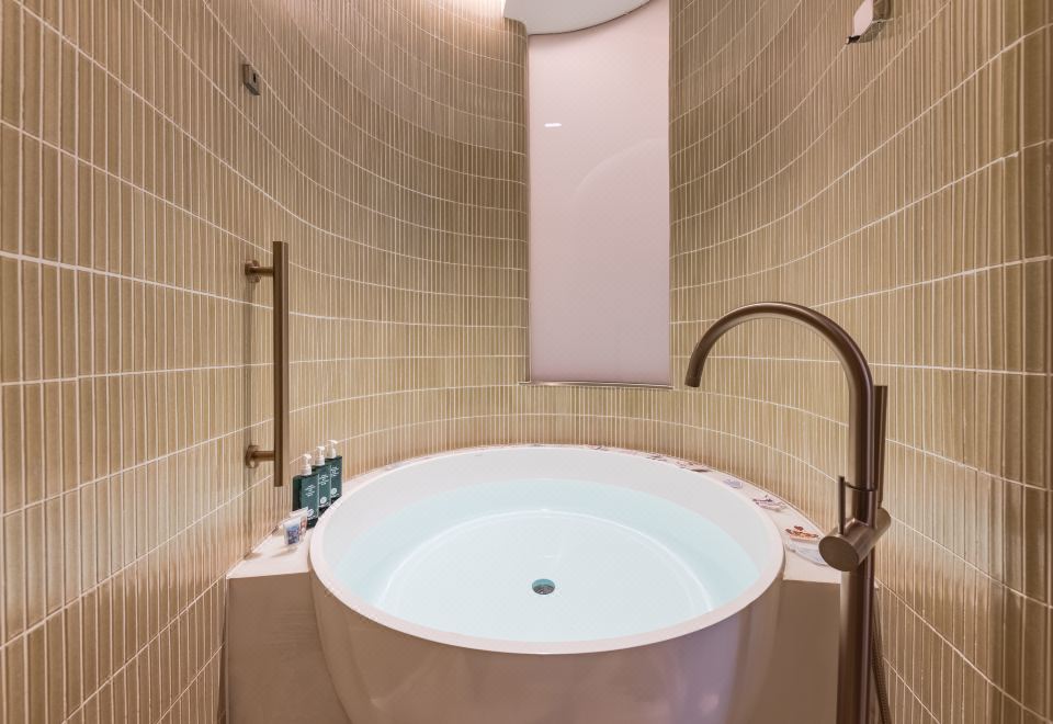 Hotel Indigo Xiamen Haicang1 King Premium Alice In Wonderland Theme