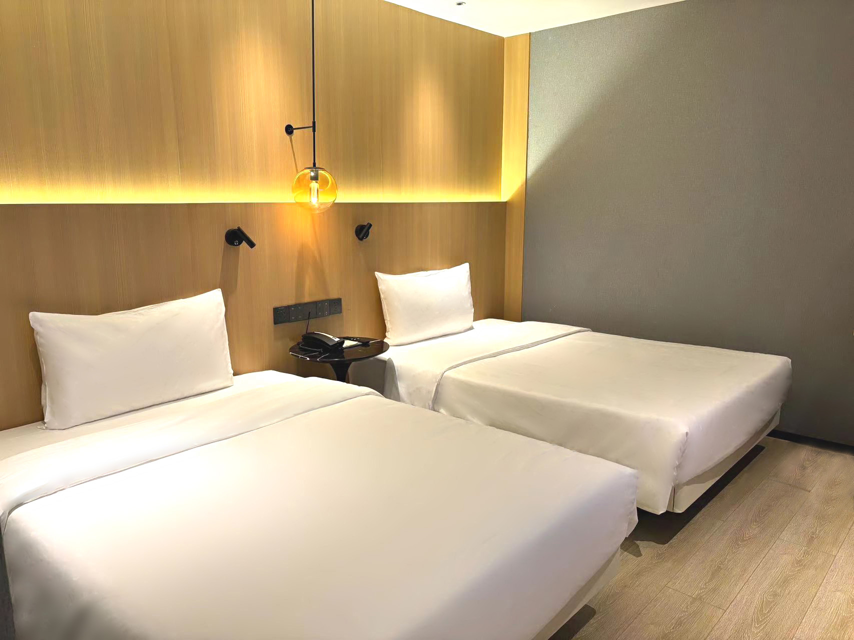 輕奢靜謐雙床房（輕柔燈光+迷你冰箱+裸眠床品）