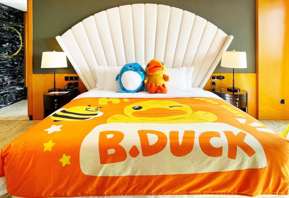 The Garden Hotel ZhanjiangB.Duck&YOYO Themed Family Deluxe King Bed Room