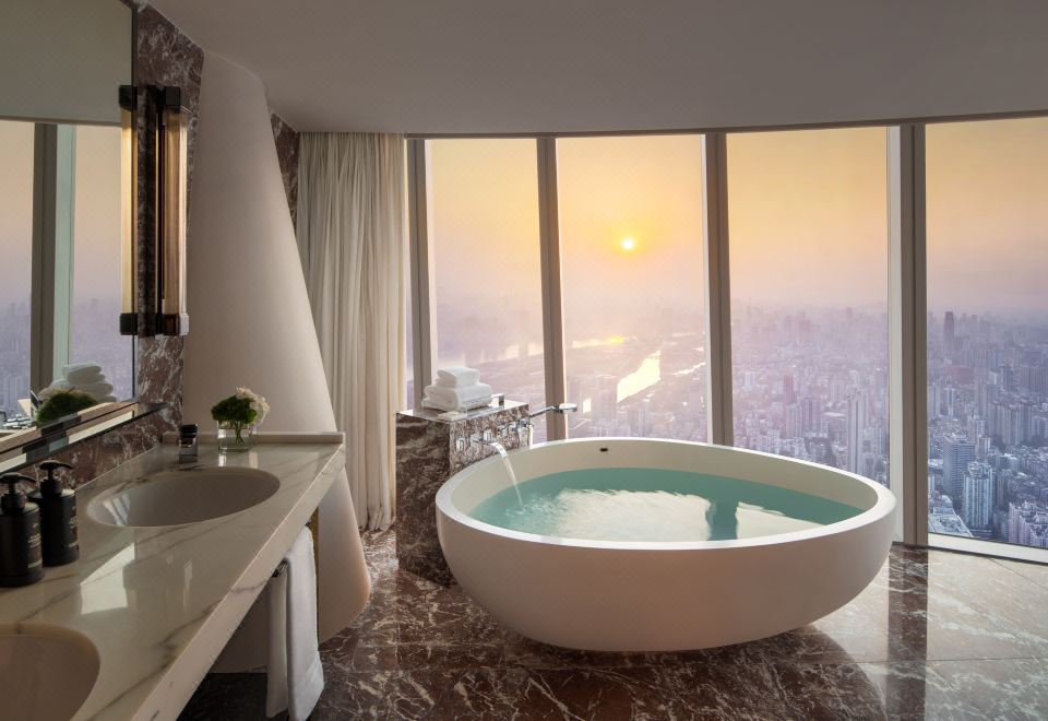 Four Seasons Hotel GuangzhouPearl River View King Room With Window-Side Bathtub