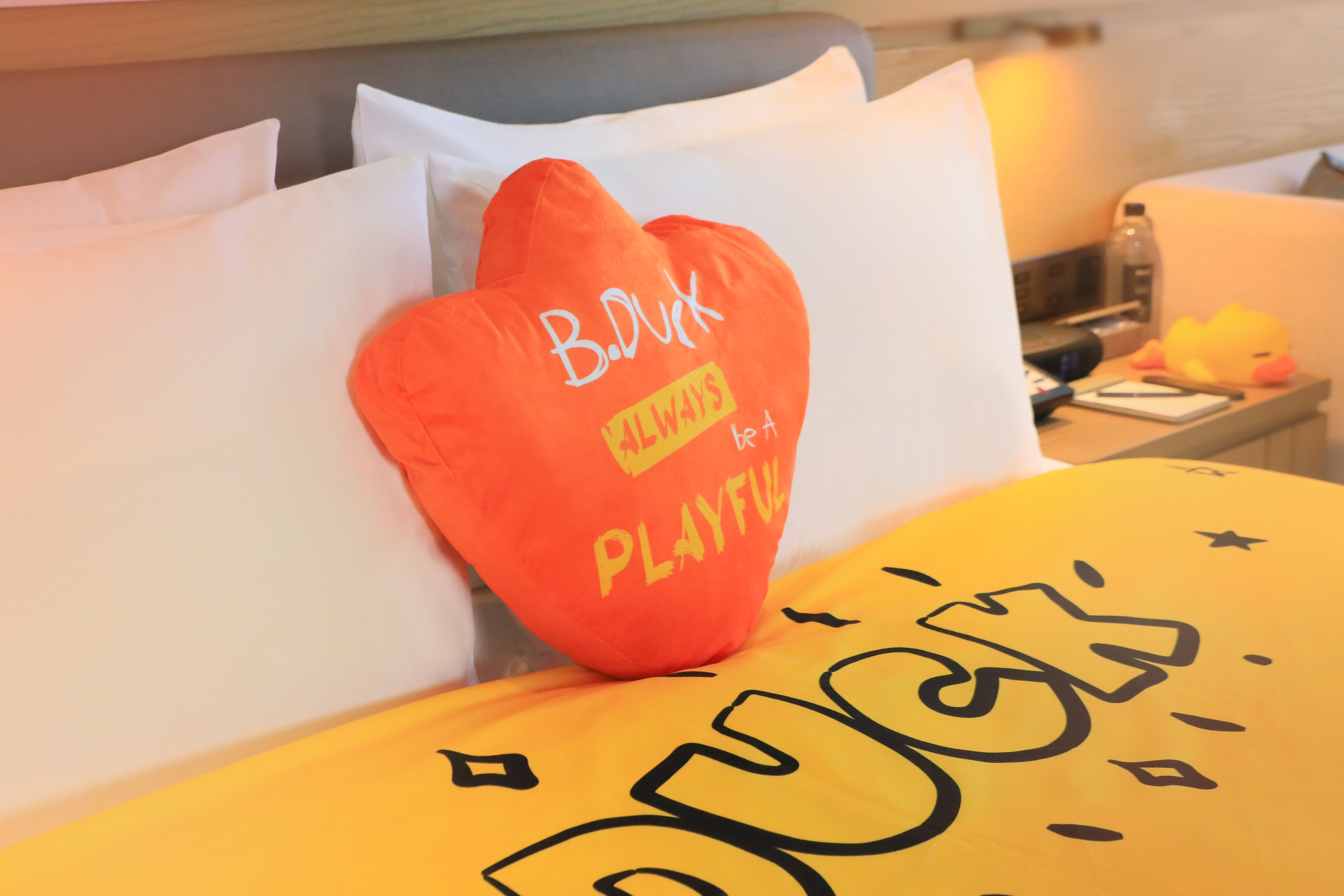 小黄鸭主题湖景亲子房