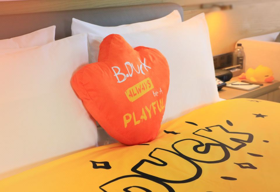 小黄鸭主题湖景亲子房