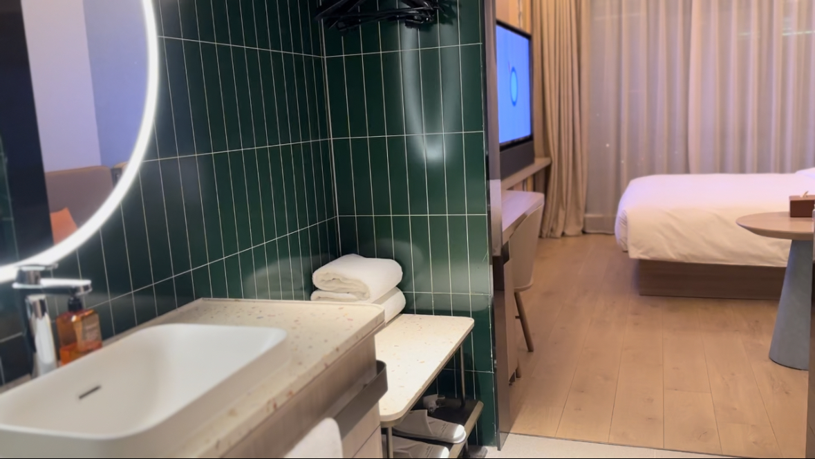 观景豪华大床房（落地窗+65寸投屏电视+冰箱）