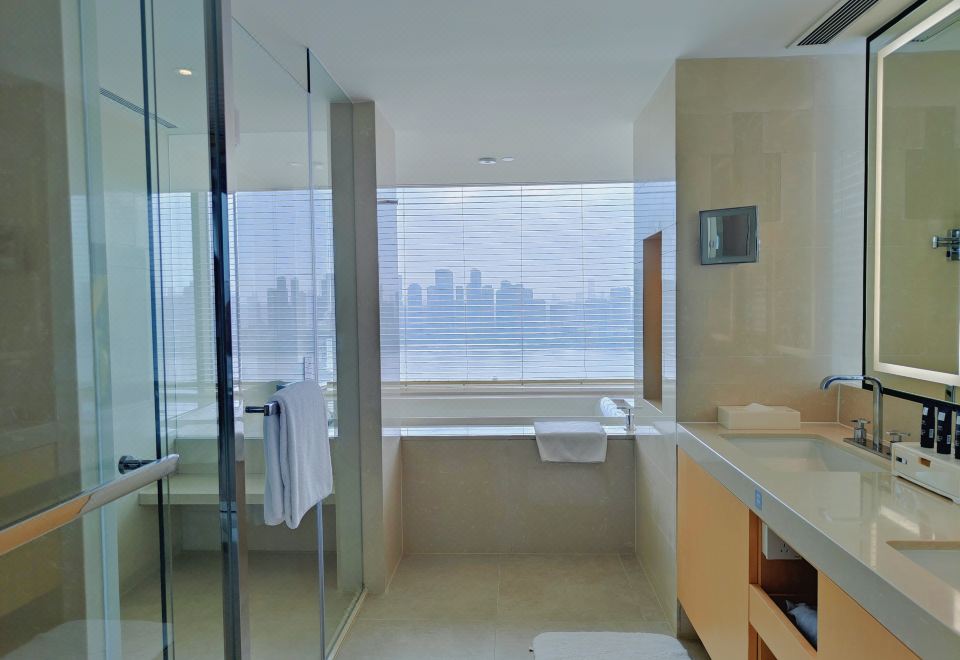 煥新行政樓層豪華套房丨長江景致+戴森吹風機+按摩浴缸