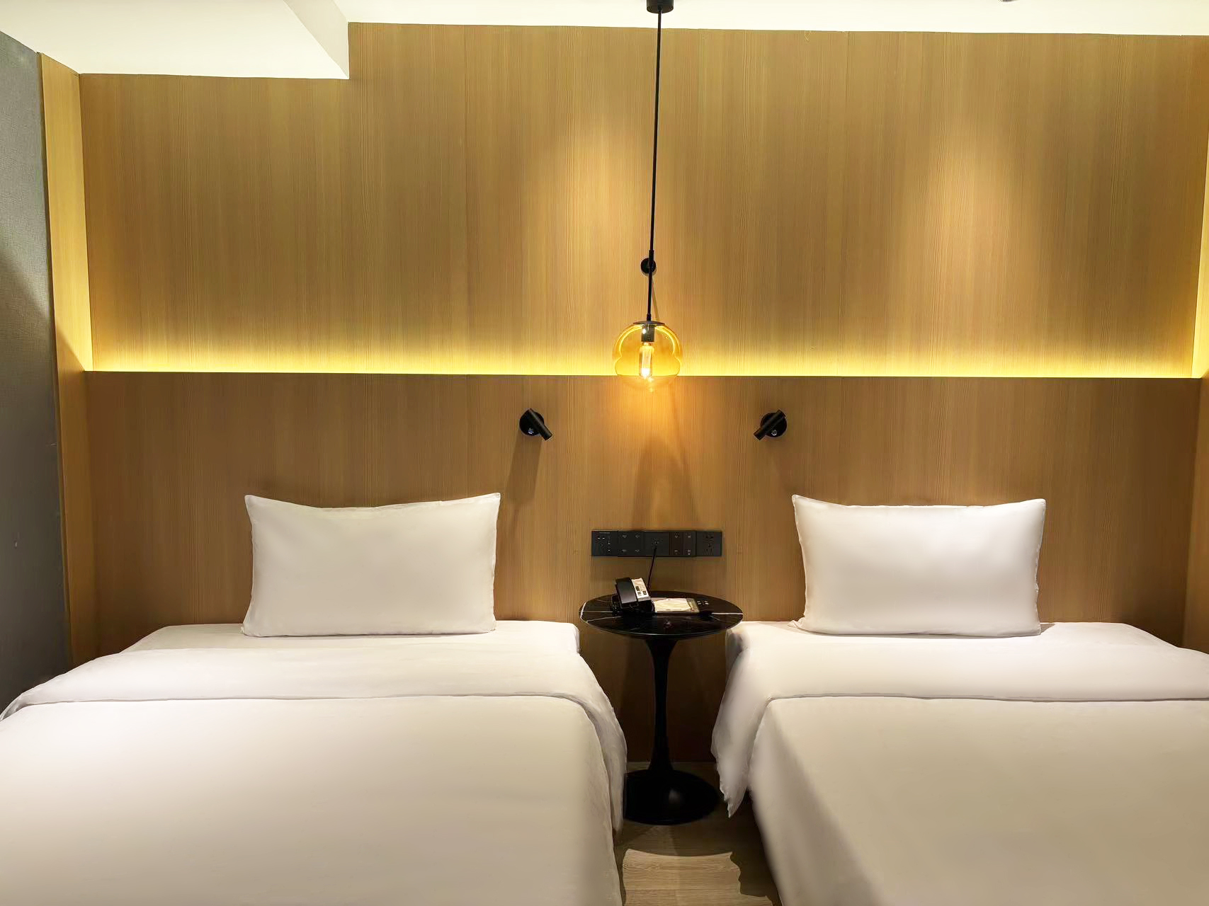 輕奢靜謐雙床房（輕柔燈光+迷你冰箱+裸眠床品）