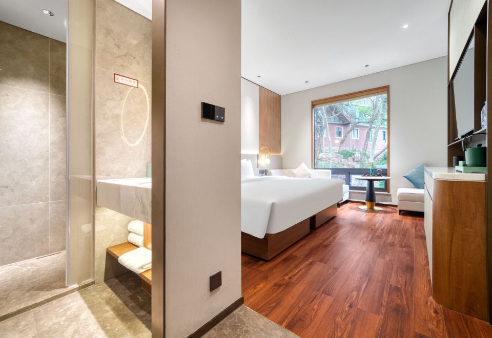 山景瀑布大床房