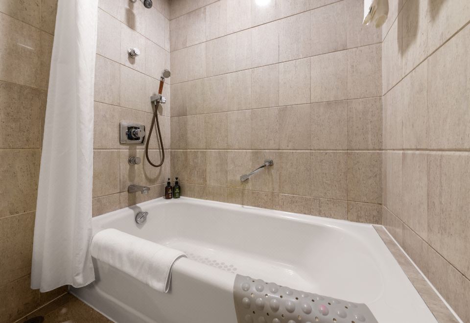 巨幕影音大床房