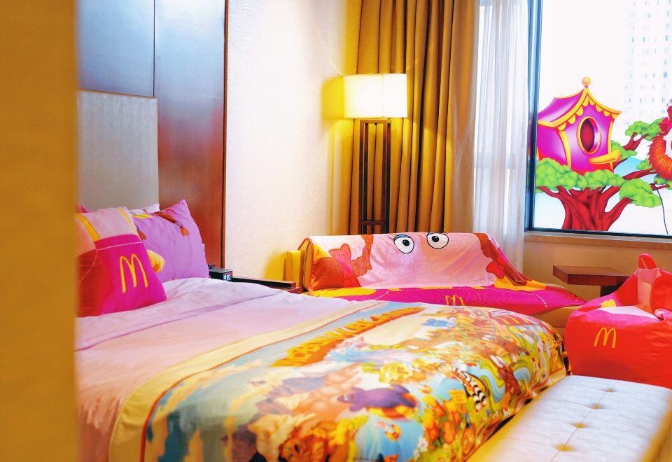 Renaissance Tianjin Lakeview HotelMcDonald’s Themed Double Bed Room