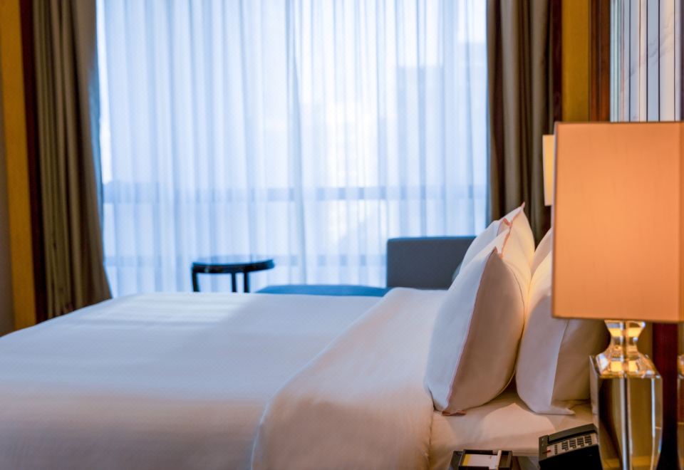 行政套房 「夜色低語，逸享江城燈火闌珊」