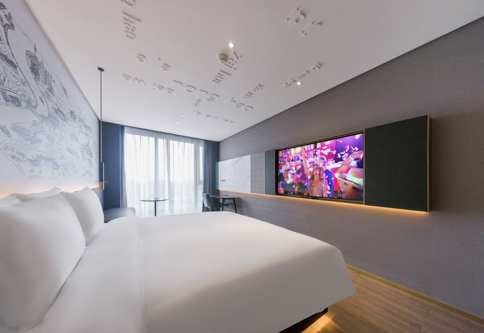 欢享大床房（手机投屏+小冰箱）