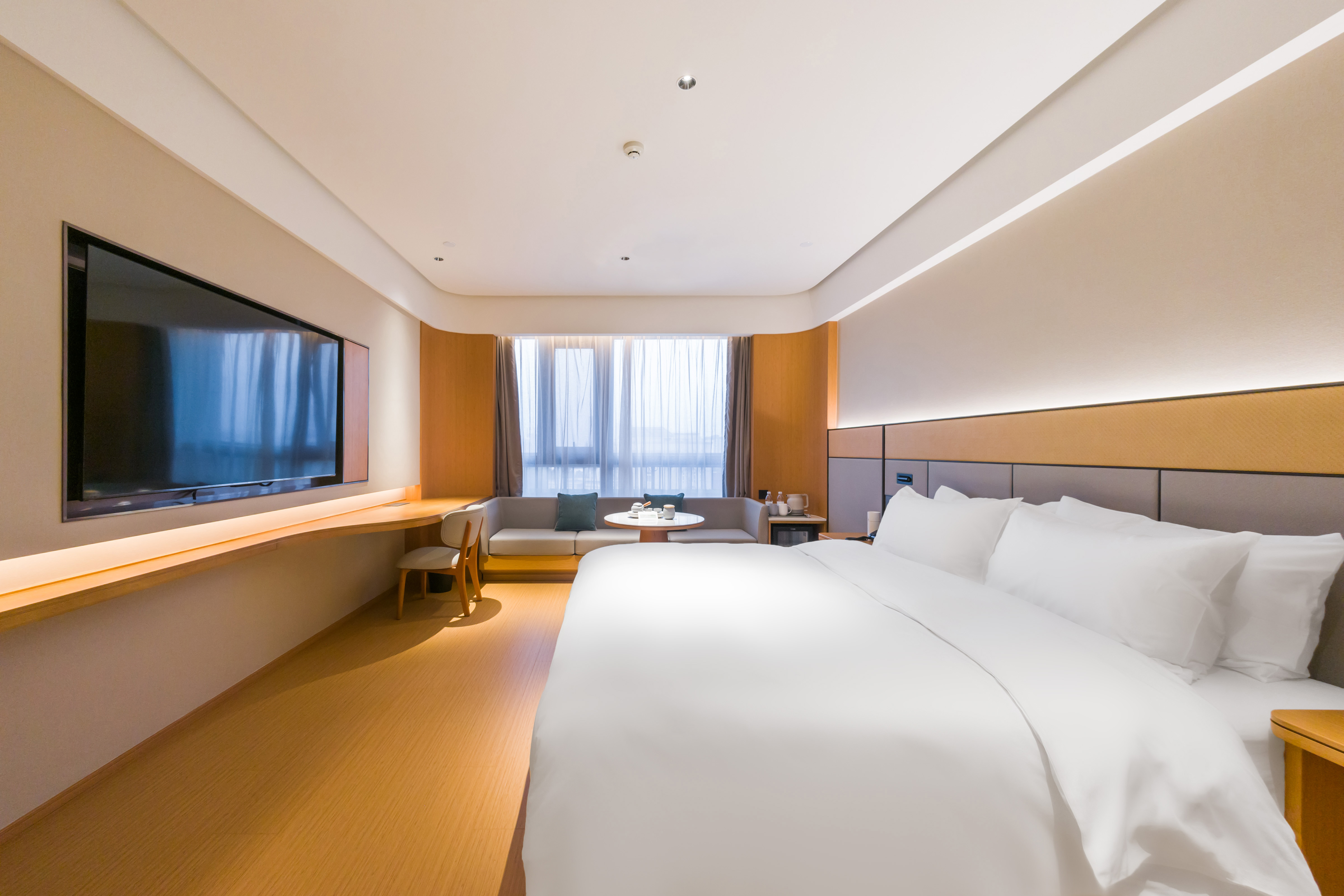 高级大床房（65寸电视投屏+智能客控+迷你小冰箱）