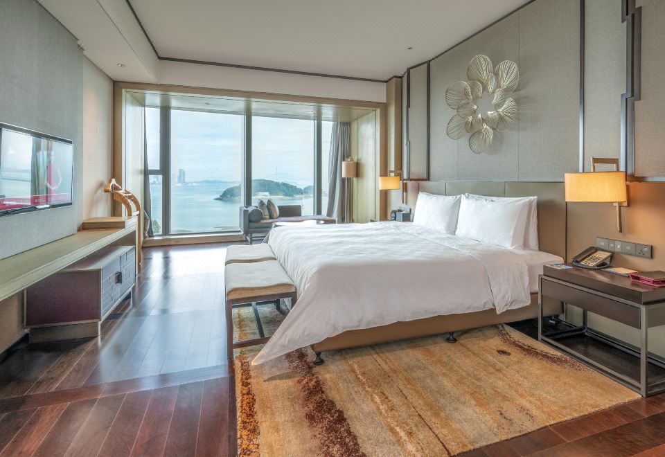 单卧套房（超大床带起居室 270°桥海景维港日夜）