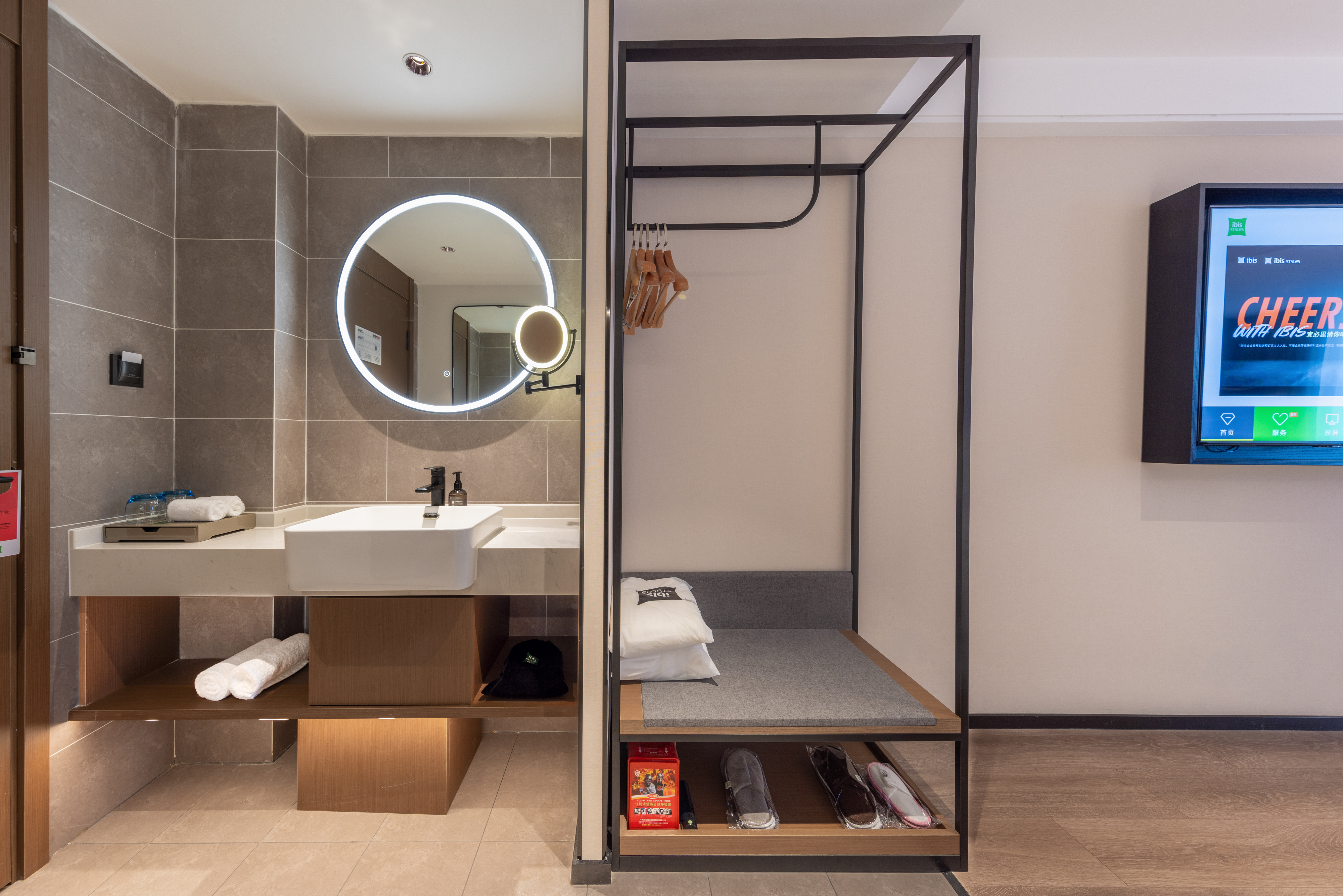 豪华大床房（65寸电视+丝涟床垫+迷你吧）