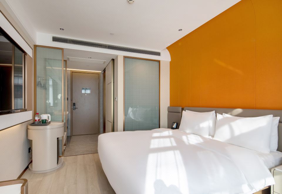 舒适大床房（智能客控＋全景落地窗）