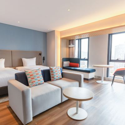 高級房雙床更大面積（投屏電視、冰箱、180°城市景觀） 順德大良智選假日飯店（清暉園店）優惠