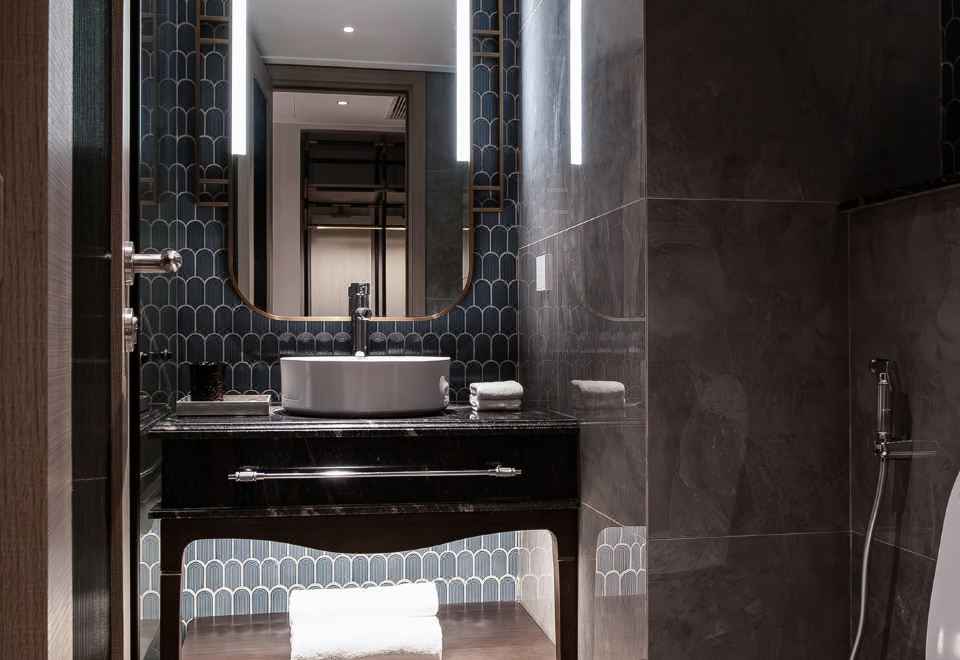 高級大床或雙床房（無窗）