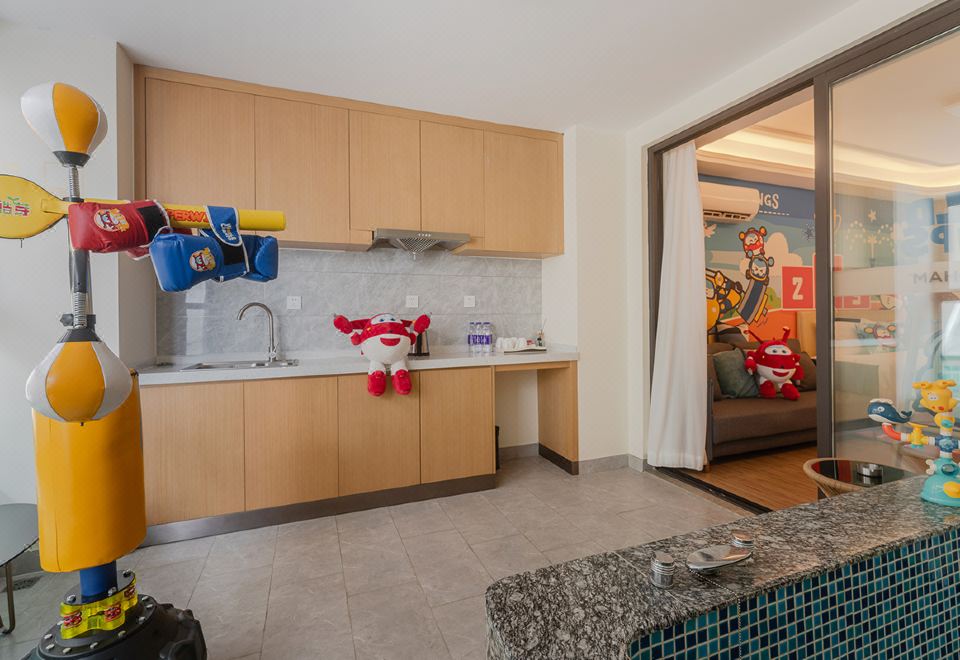 酷芽超級飛俠運動親子泡池大床房