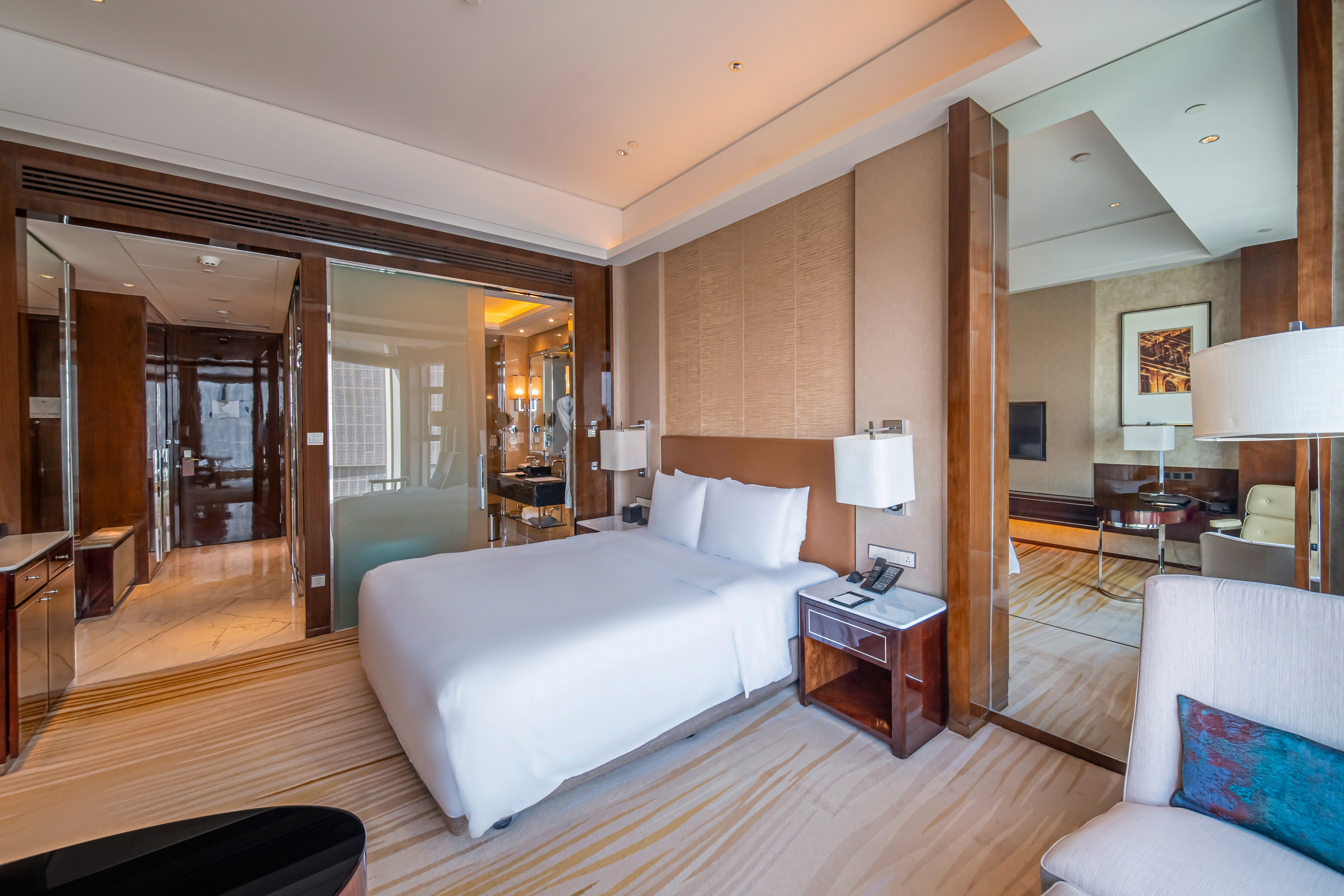 尊贵江景大床房