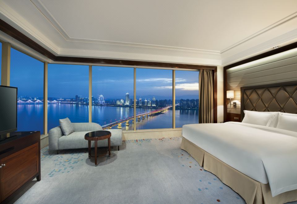 浪漫滿屋享270°贛江江景套房