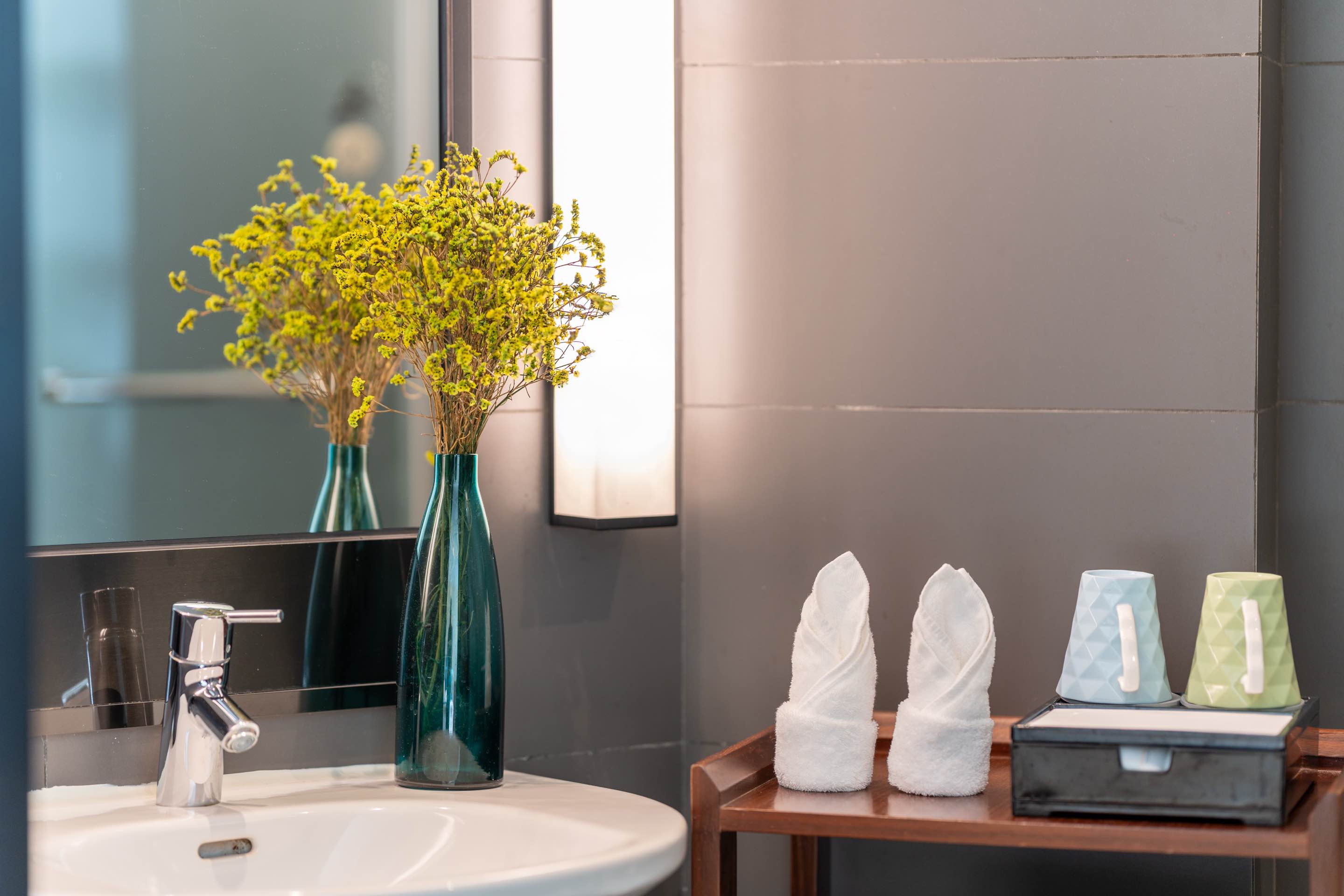 Pagoda Hotel Hangzhou West Lake Wulin豪华大床房+移动式书桌+全景玻璃视野