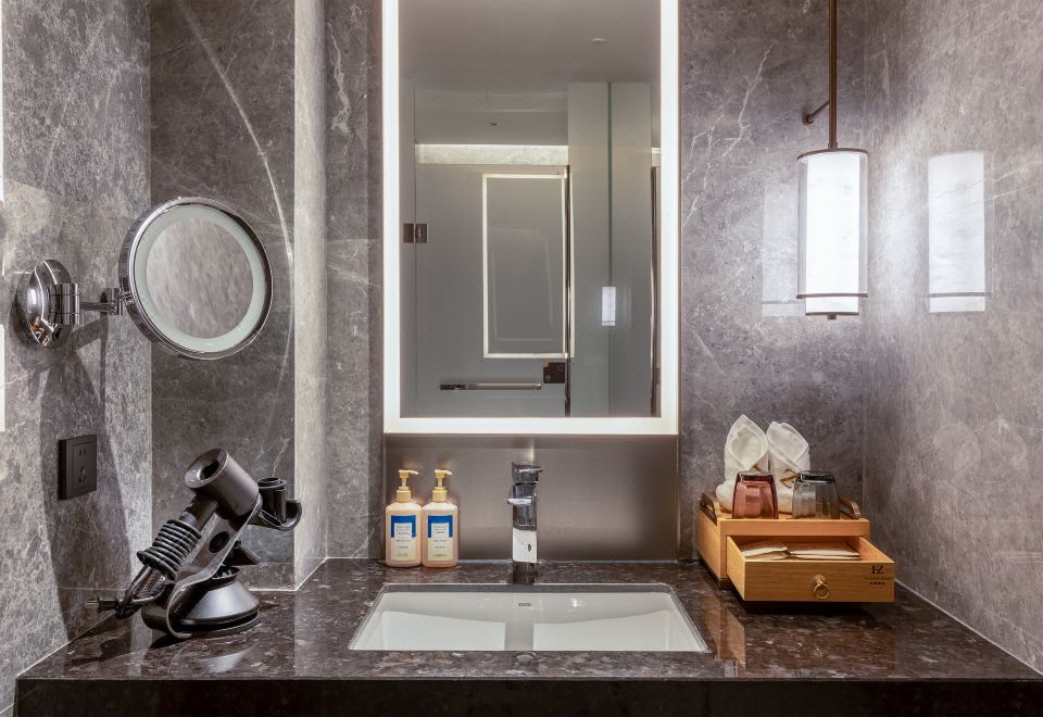 Huazhou Hotel Jianshui Ancient City ShopSuperior Queen Room