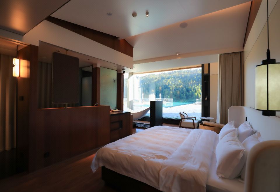 轻奢江景大床房A