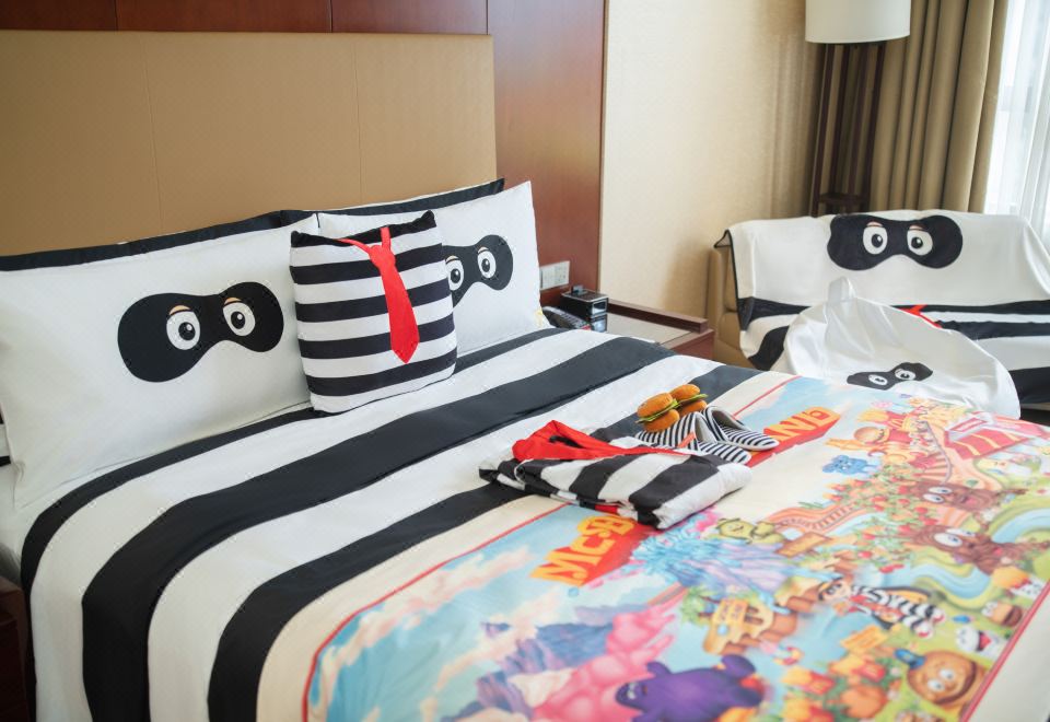 Renaissance Tianjin Lakeview HotelMcDonald’s Themed Double Bed Room