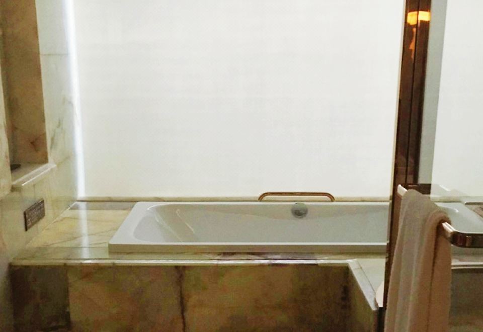 暖汤温泉·司陪大床房（无窗）