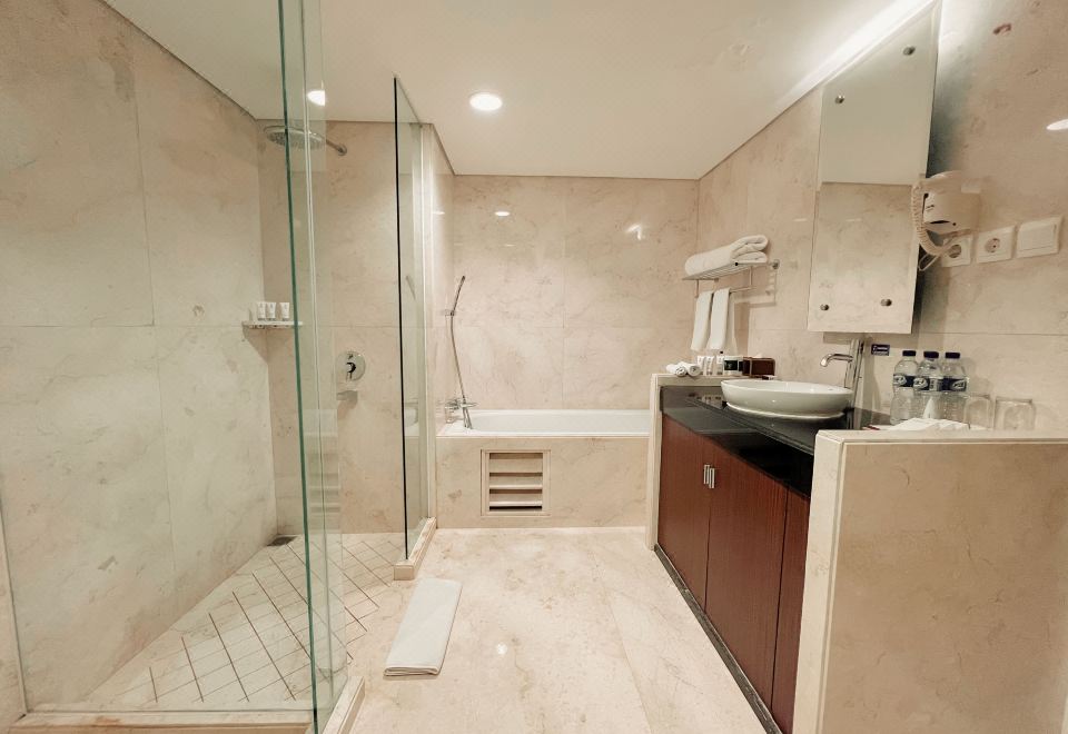 行政城景特大床套房（浴缸）