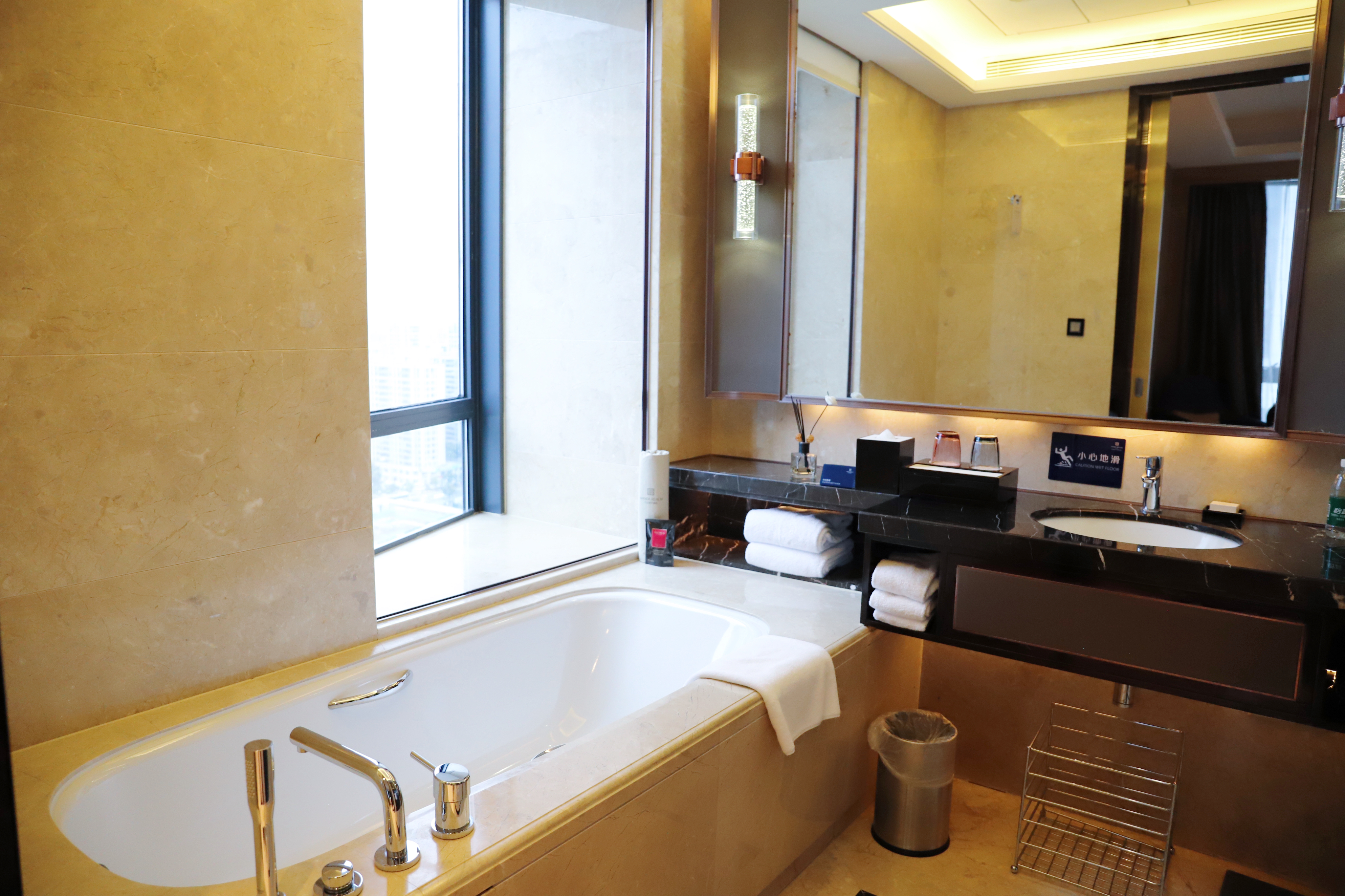 家庭房-两张特大床+斯林百兰床垫+Acca Kappa洗护品