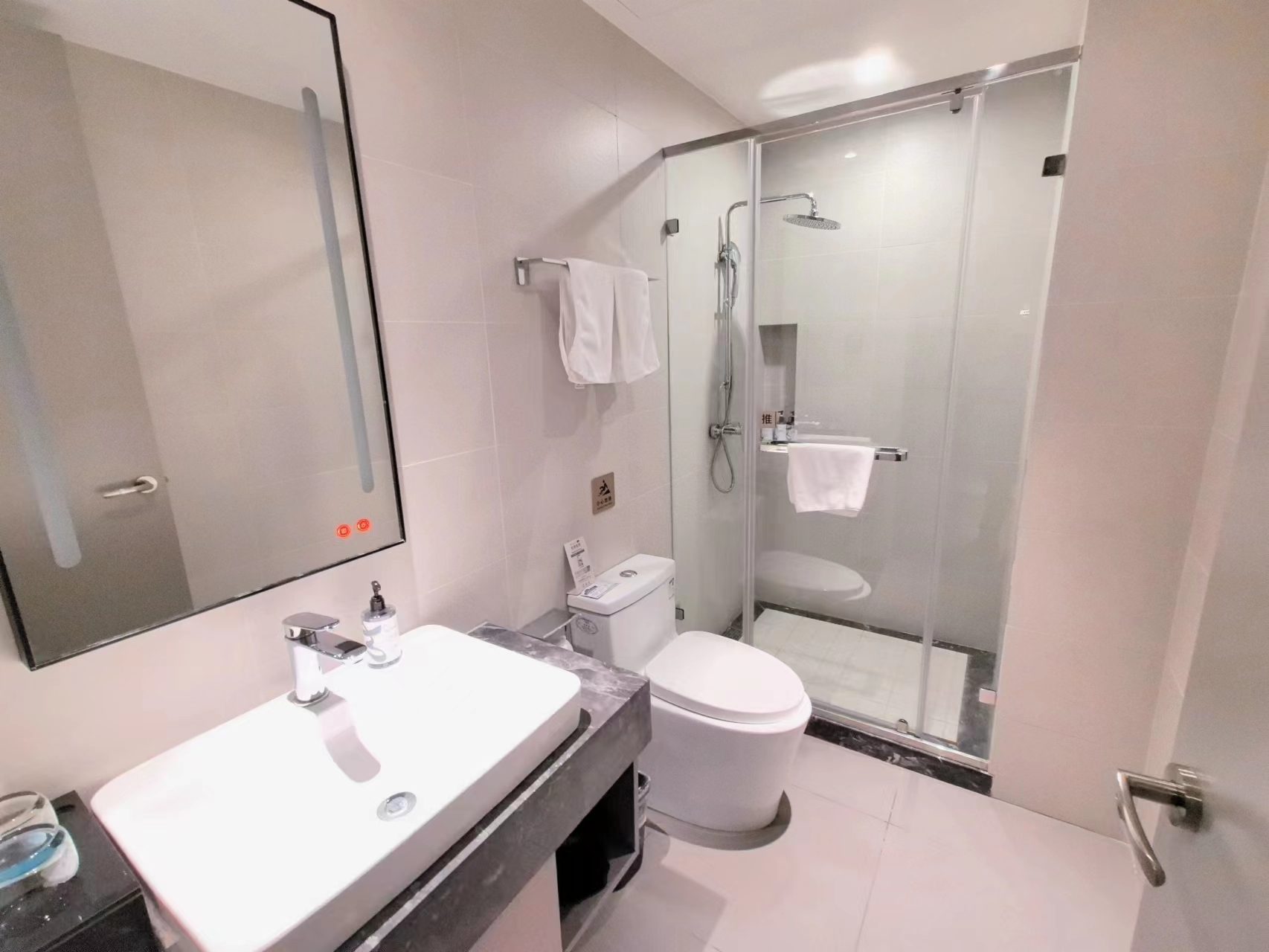 雙床房-舒適床品-手機投屏