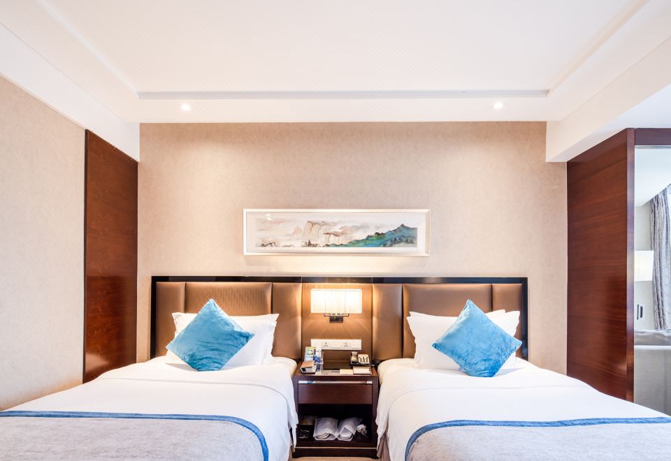 Rising Butterfly Hotel, Chengdu TaiKoo LiSuperior Deluxe Twin Room With Soft Bathrobe And Acca Kappa Toiletries