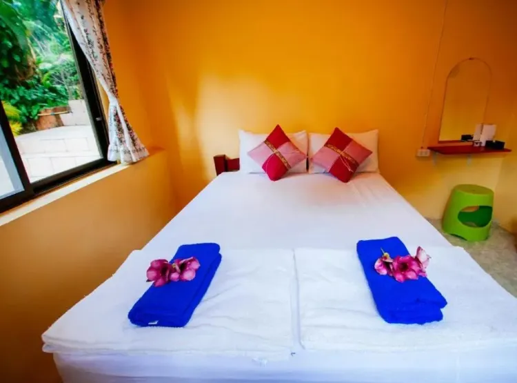 ห้องมาตรฐานเตียงคู่พร้อมพัดลม ห้องน้ำรวม