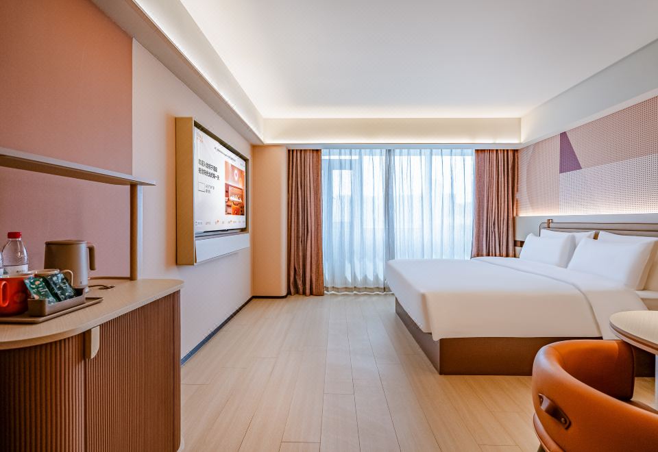 高级大床房【护脊床垫+65寸电视投屏+小冰箱】