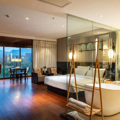 璞邸·雲幕全景房|180°落地窗+貴妃浴缸+電腦+零壓助眠 水晶璞邸飯店（景德鎮陶溪川店）優惠