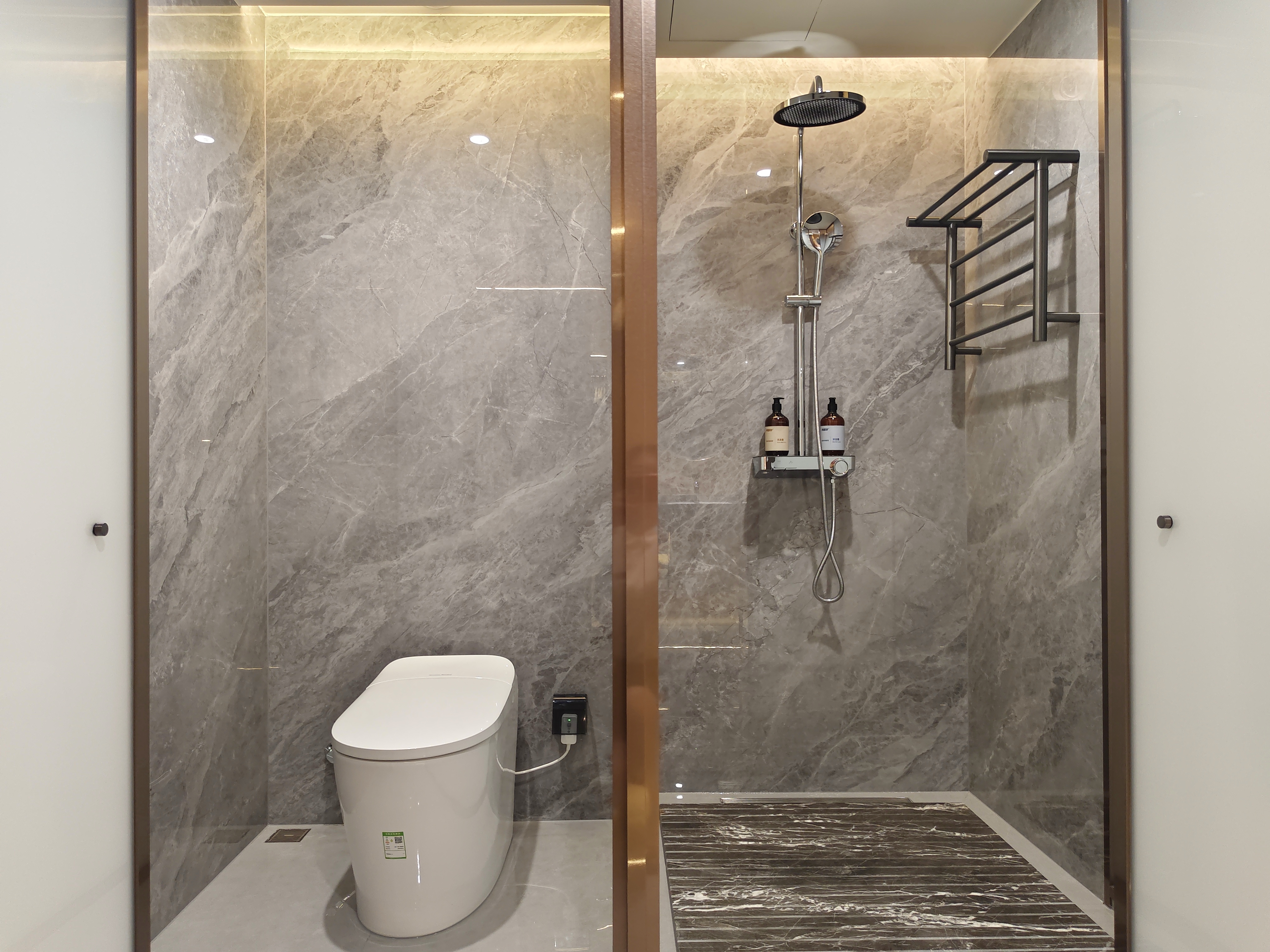 豪华街景三人间（乳胶床垫+Mini小冰箱+智能马桶）