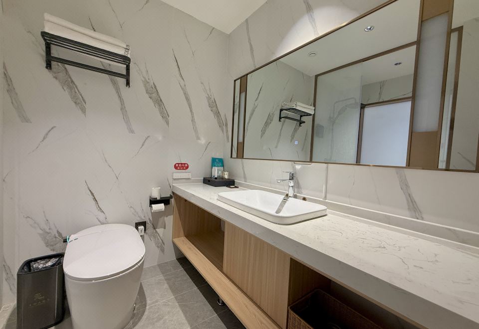Duolun Grand HotelDeluxe Family Friendly Smart Suite (2 Bathrooms, Living Room)
