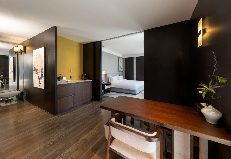 Business Queen Room