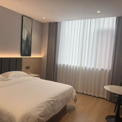 高級大床房（小冰箱+商務辦公桌+坐臥沙發） 格林聯盟（蘇州吳江中山北路金滿庭飯店）優惠