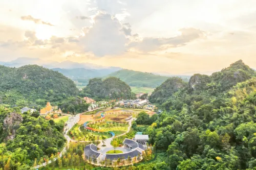 Hezhou Fuchuan Jiulongdong Wenquan Resort Hotel
