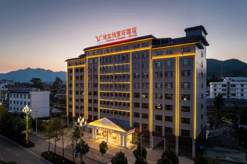 Vienna Classic Hotel (Qujing Luoping Railway Station)