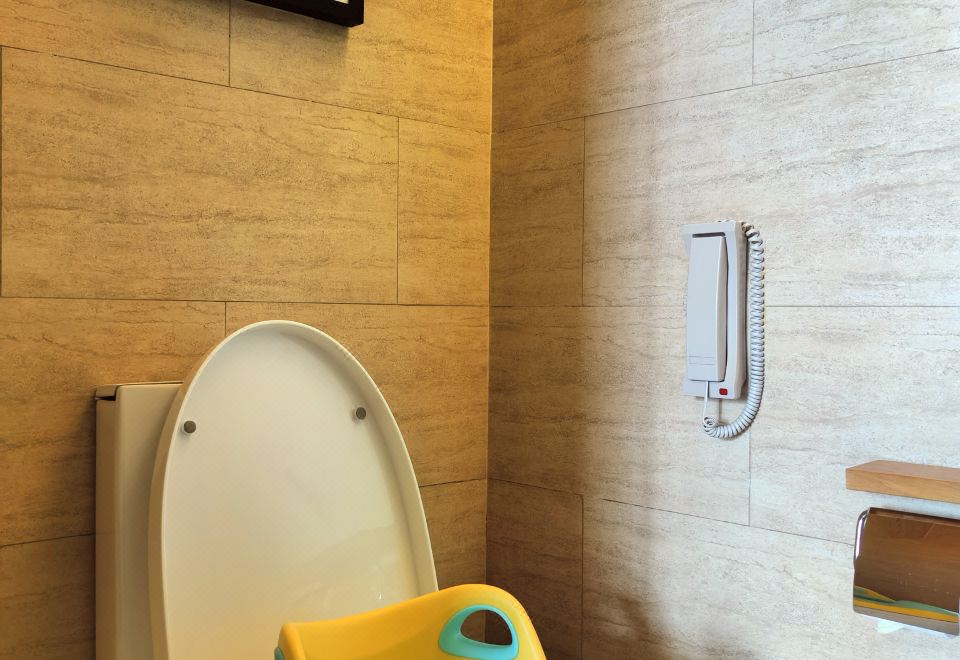 糖果飞屋主题大床房（俏皮鱼嘴+童年木马+绘本）