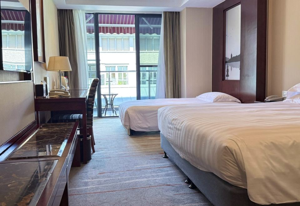 Lake View Hotel hangzhouHe Family Room