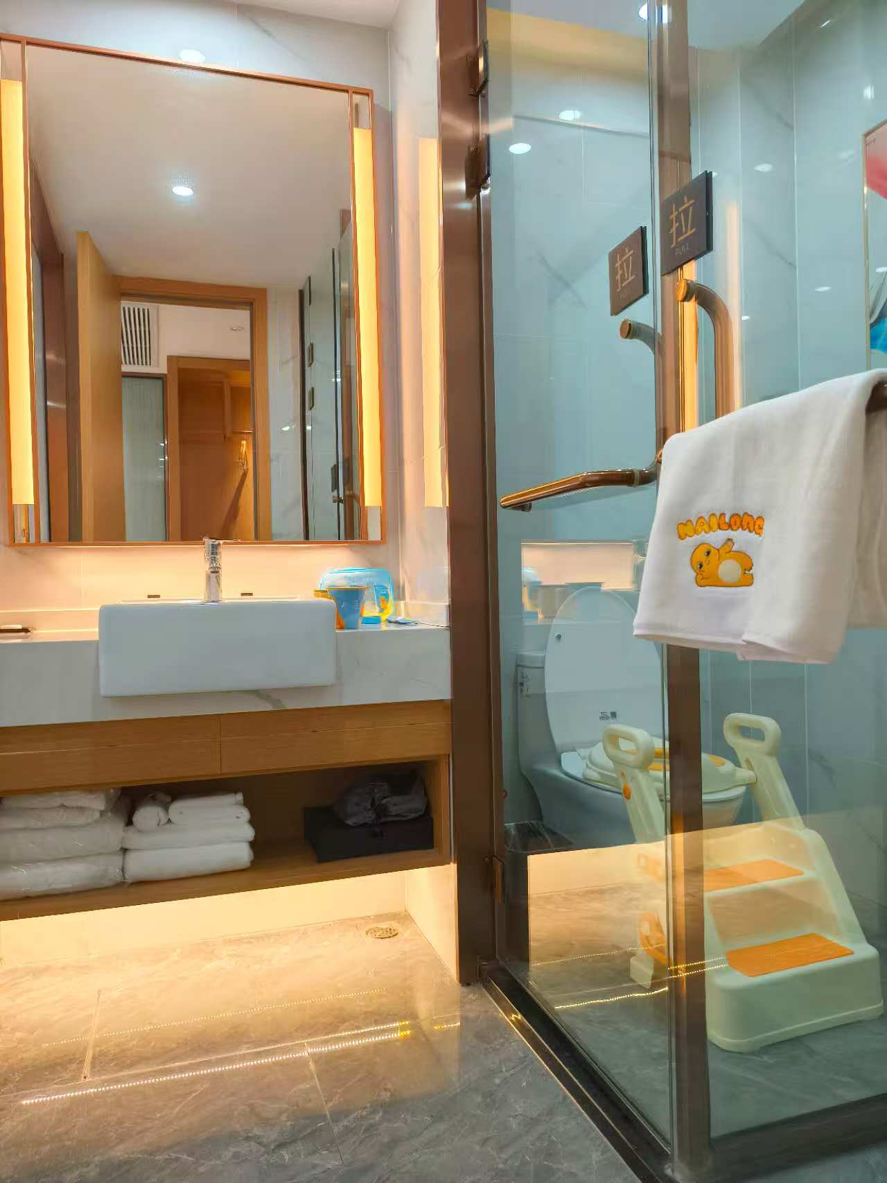 奶龙亲子大床房【小童玩具屋.小童浴袍.拖鞋】