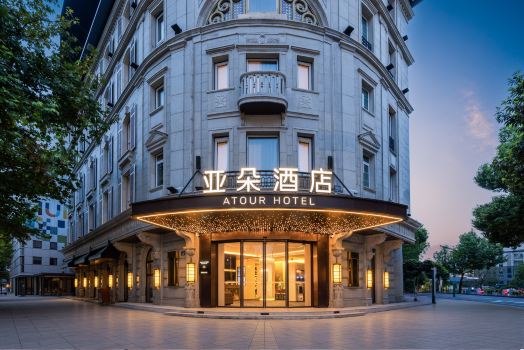 杭州西湖湖濱龍翔橋地鐵站亞朵酒店