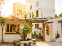 Muzi's Courtyard (Two Rivers & Four Lakes East-West Alley Branch) Hotéis em 