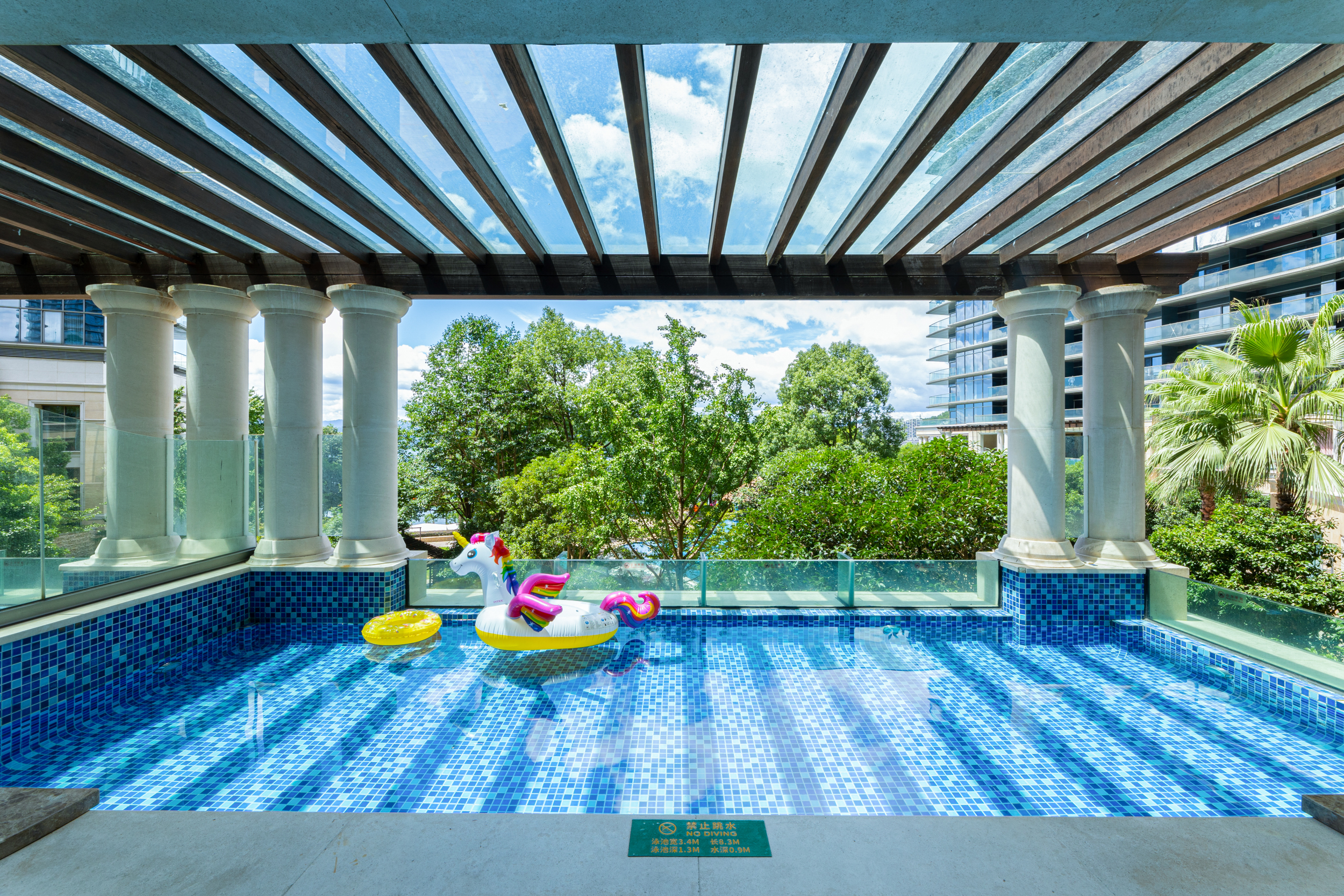 1号楼泳池景观亲子套房