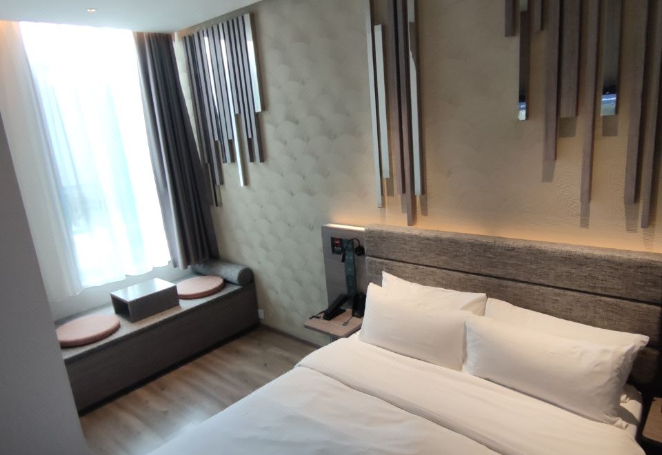 特价大床房（加热毛巾杆+小冰箱+智能镜）